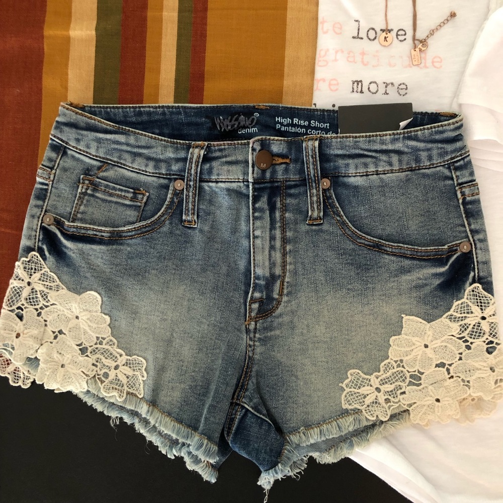 MOSSIMO | DENIM SHORTS WITH FLORAL APPLIQUÉ